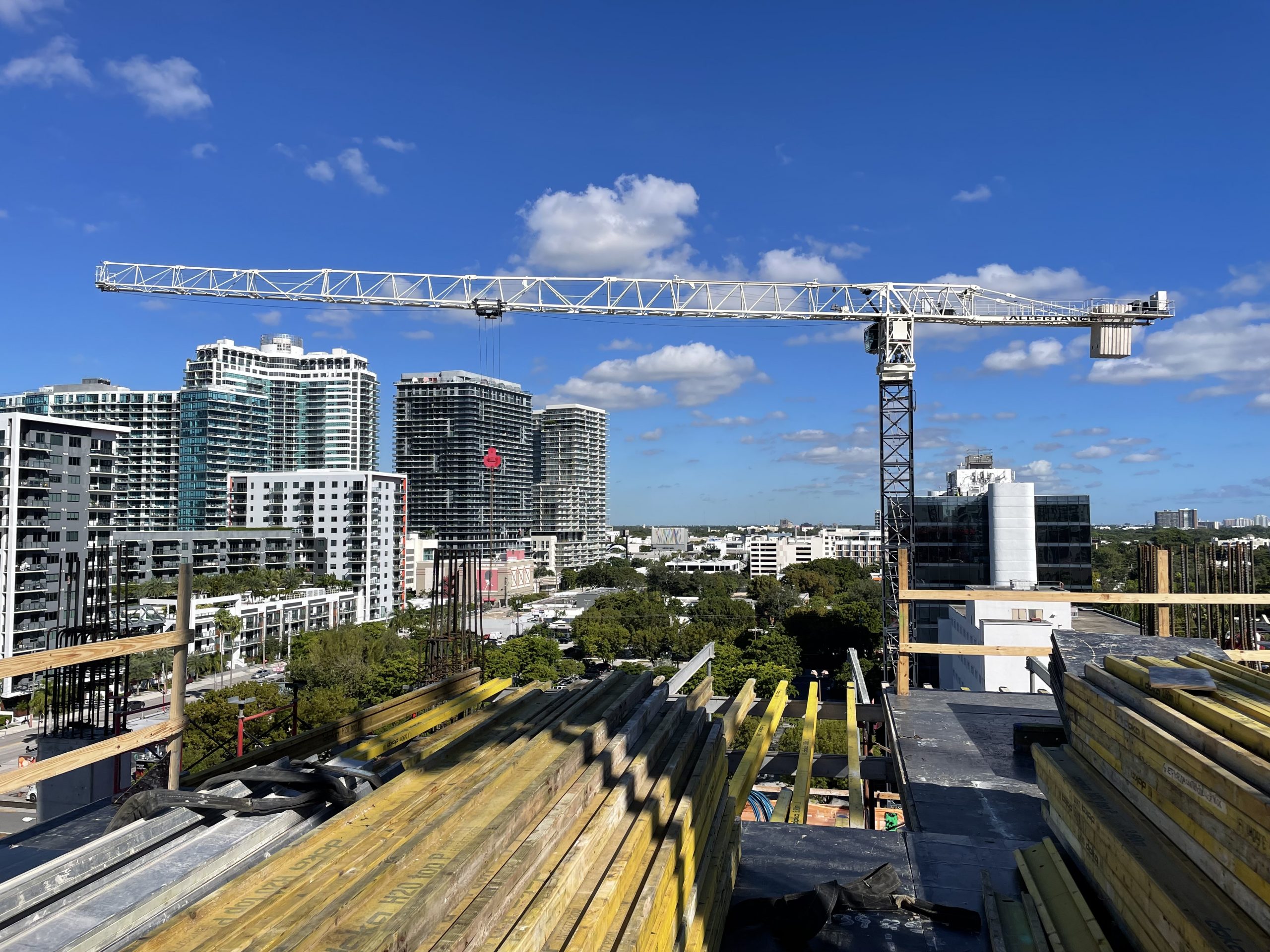 NEMA Miami 2900 construction crane